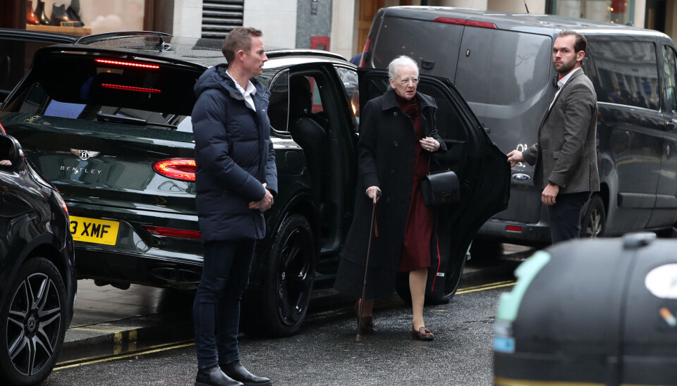 Mens hun selv tog et fly, havde dronning Margrethe sidste år fået kørt en af sine egne biler, en Audi A8, der til daglig hedder 'Krone 10', til London i forbindelse med juleferien. Men i år havde kongehuset valgt at låne en lokal karet. På sine ærinder rundt i byen kunne man således se dronning Margrethe blive kørt i en Bentley Bentayga, som er den samme hybridbil, hun selv ejer et eksemplar af.