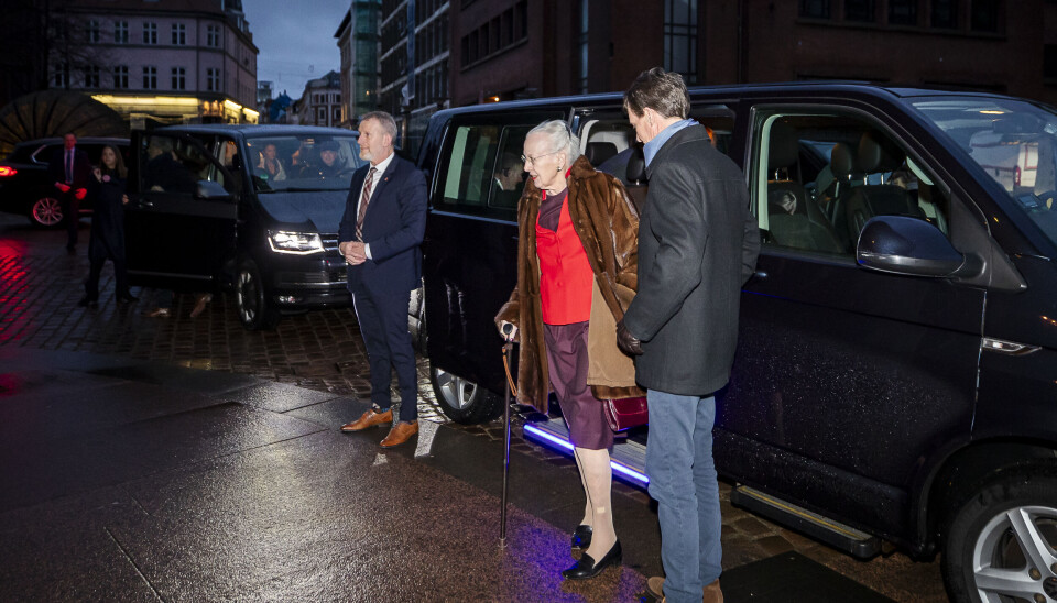 Dronning Margrethe og prins Joachim ankommer til julegudstjeneste i Aarhus Domkirke.