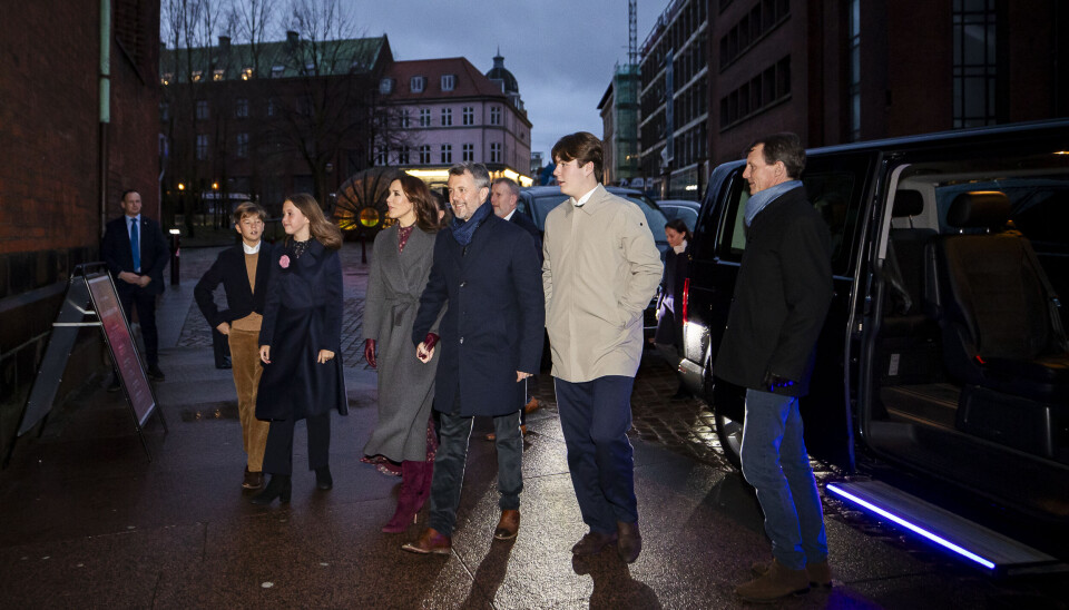 Kronprins Frederik og kronprinsesse Mary til julegudstjenesten i Aarhus Domkirke med prins Christian, prinsesse Isabella, prins Vincent og prinsesse Josephine.