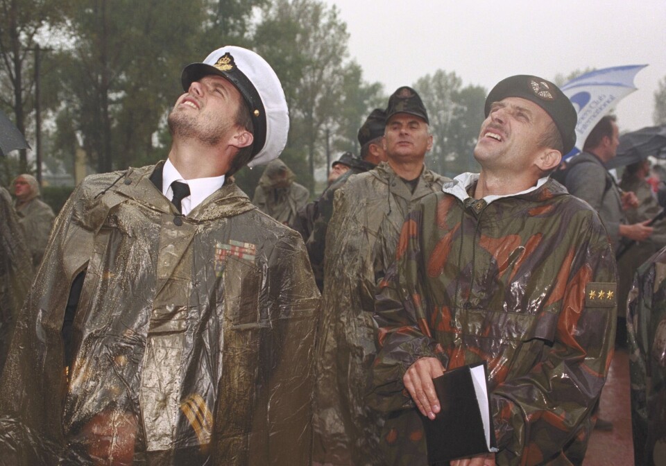 Kronprins Frederik på sit første officielle statsbesøg i Ungarn hos soldater i Szolnok 1998