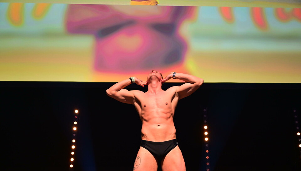 LIVE: Mathias Hjort chokerer ved at smide tøjet til Reality Awards