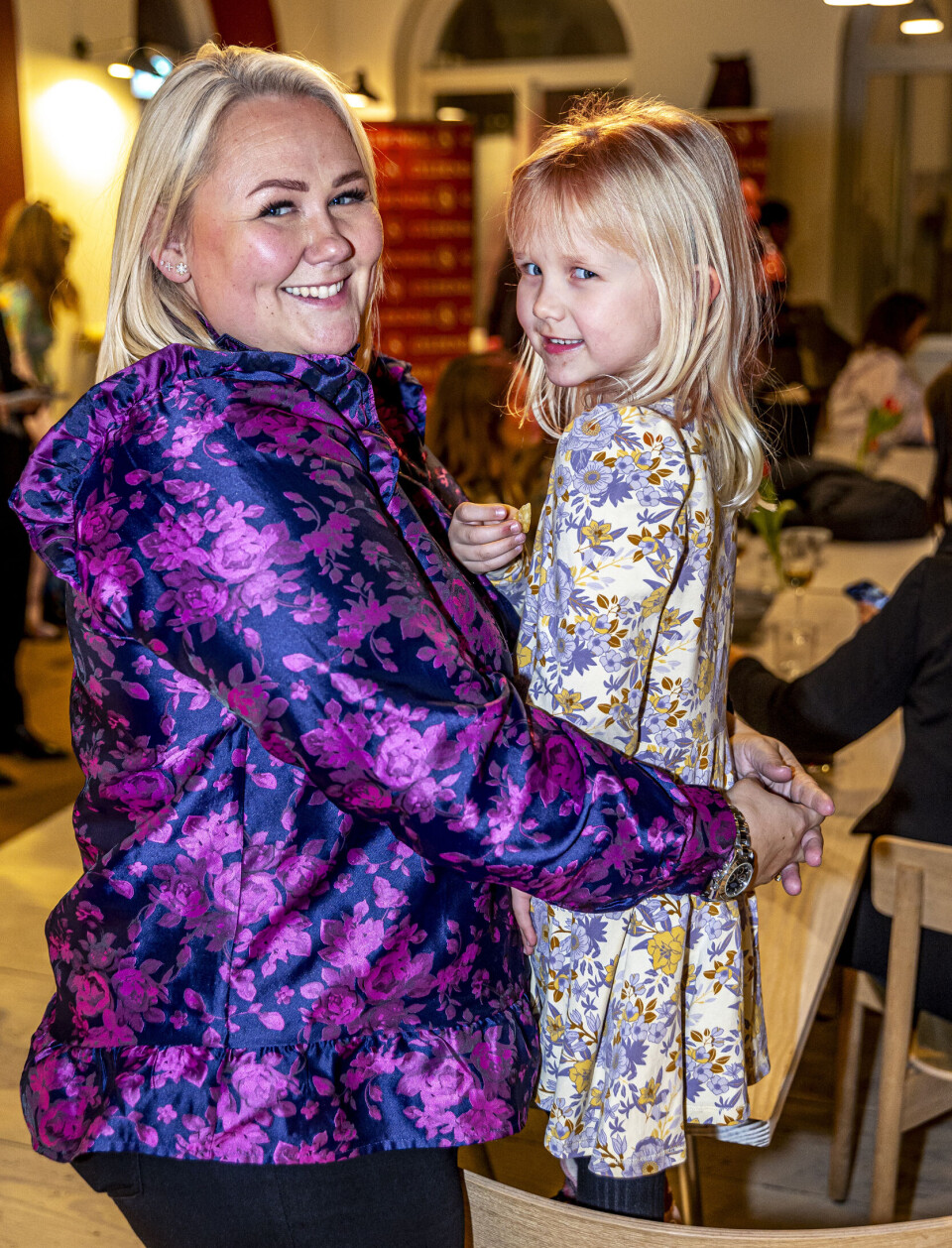 Seksårige Sofie hyggede med mor.