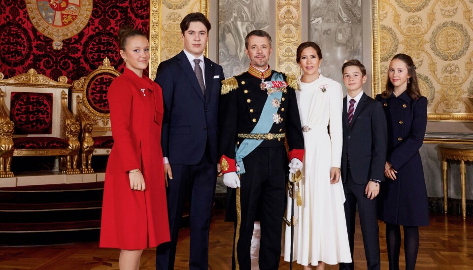 Kongefamilien fotograferet i tronsalen på Christiansborg