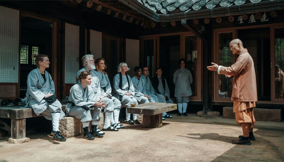 Anne Sofie Espersen, Sarah Grünewald, Esben Dalgaard, Sarah Bro, Sharin Foo, Rico Coker, Adam Duvå Hall, Albert Rosin Harson og Geeti Amiri sammen med master Shi Heng-Yi i 'Shaolin'.