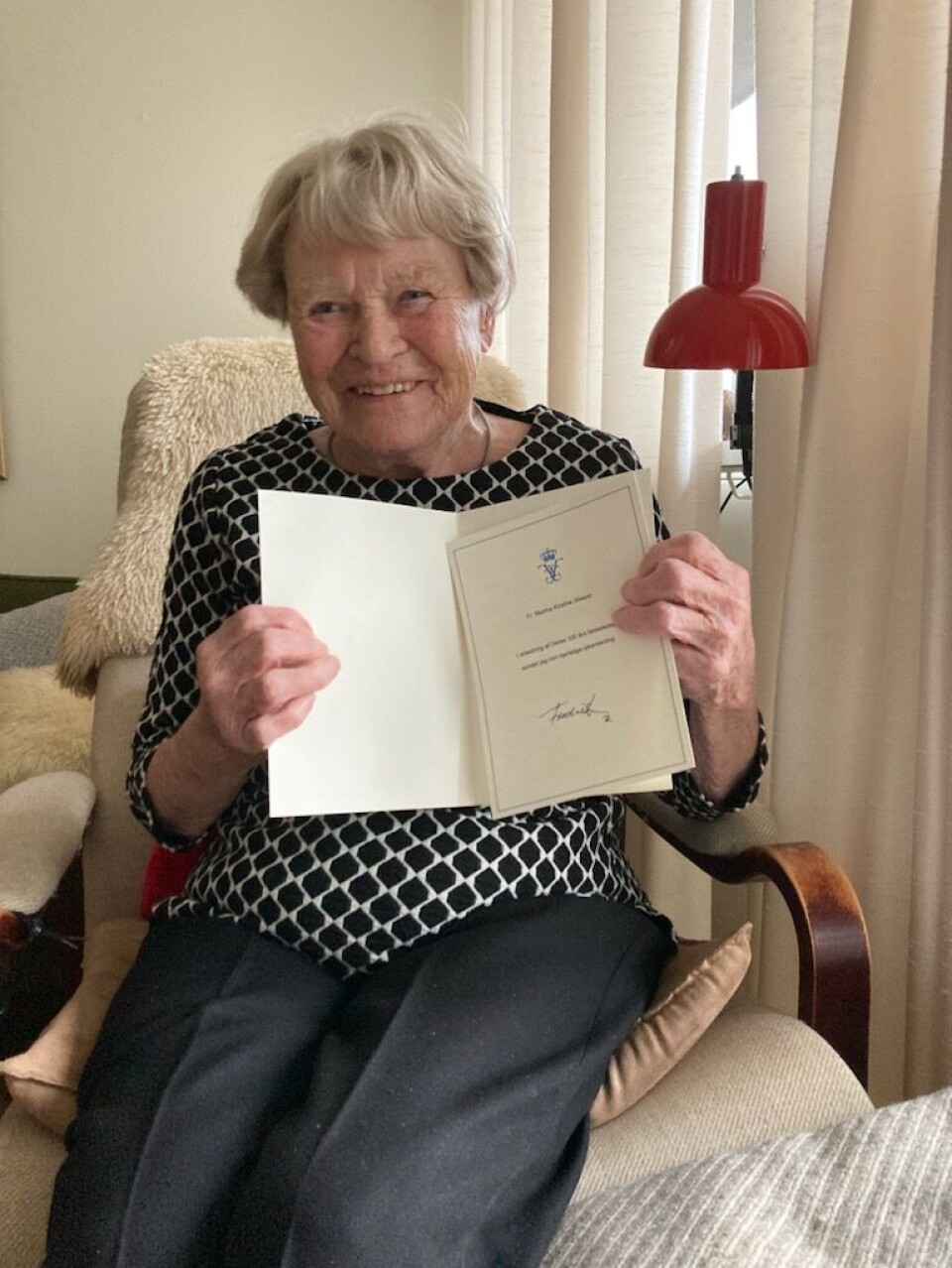 Martha Kirstine Stieper med sin fødselsdagshilsen fra kong Frederik.