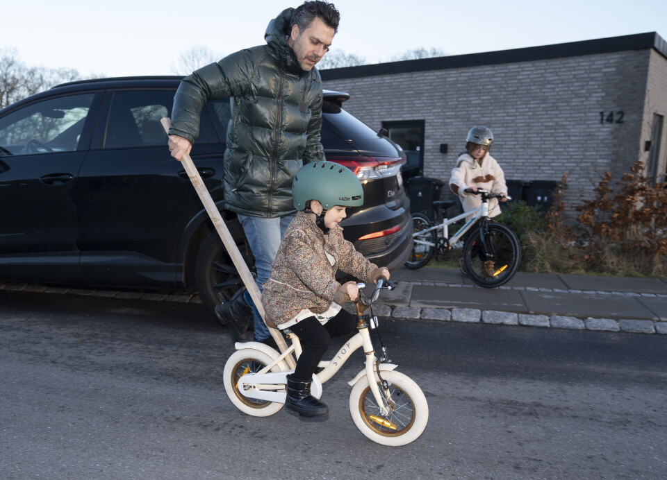 Hovedpersonen fra 'Årgang 20' Ayasofia skulle vise fotografen fra HER&NU, at hun var ved at lære at cykle. Samtidig ville Theodor vise sin nye cykel, og uheldigvis gik det galt og resulterede i et cykelstyrt.