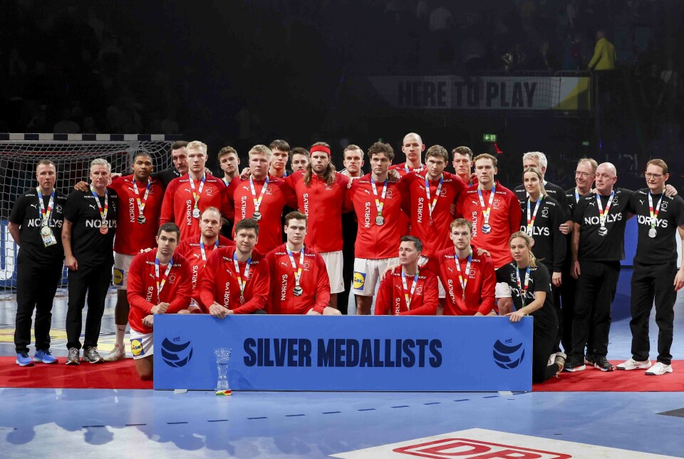 Herrelandsholdet var som forstenede efter uddelingen af sølvmedaljerne.