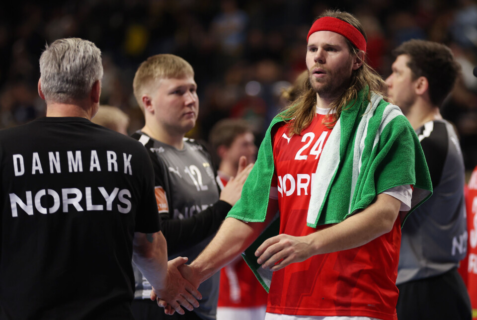 Nærmest inden Mikkel Hansen havde fået sin sølvmedaljen om halsen, tog han den af igen.