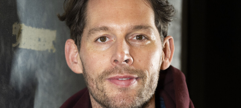 SE BILLEDET: Rasmus Seebach viser datteren frem