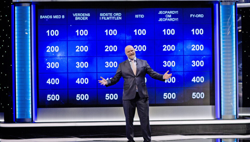 Det er værten Mads Steffensen, 53, som giver svarene i ”Jeopardy”. – Mine stærkeste kategorier ville være Liverpool, meget sport, kultur, samfund og en del politik. Jeg har altid været kæmpefan af ”Jeopardy”, det er en ikonisk quiz.
