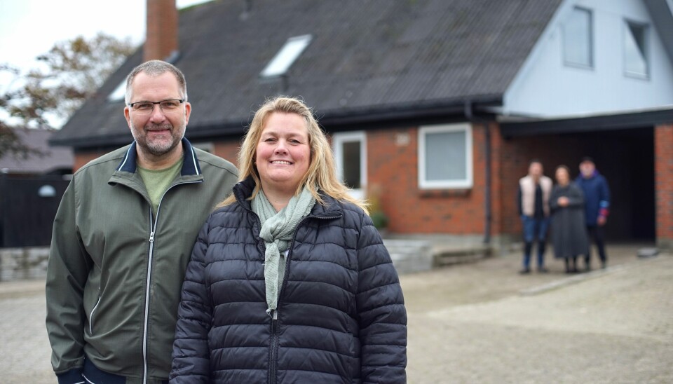 Jørgen og Susanne Petersen foran huset i Mogenstrup ved Skive.