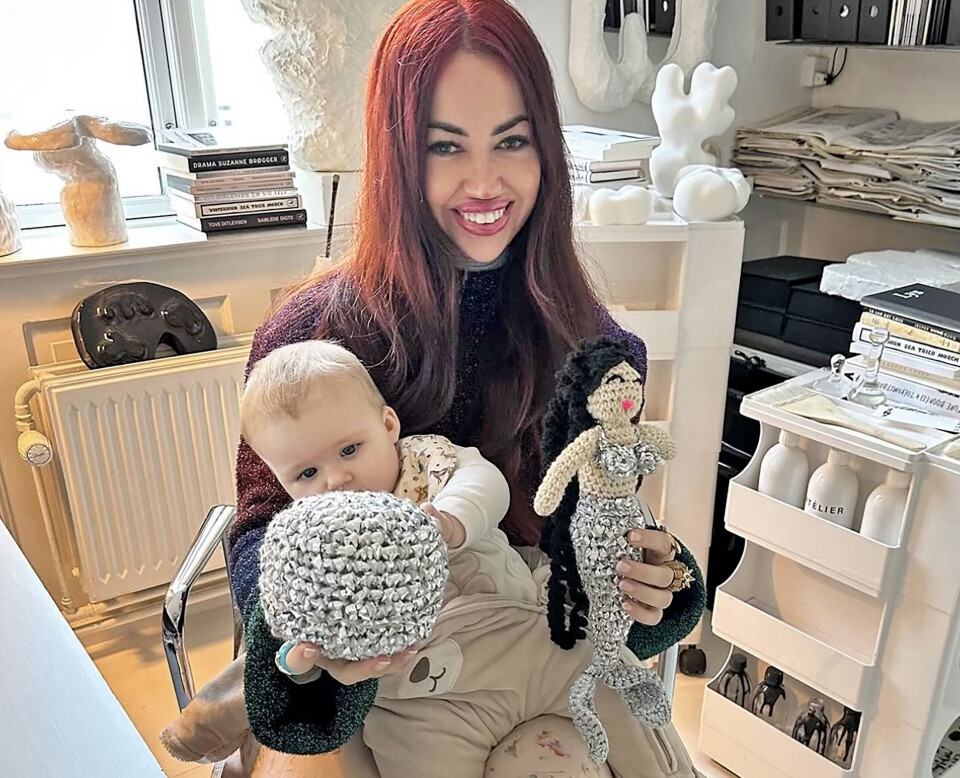 Der er store smil og små strikkede havfruer hjemme hos Aura og Carmen.