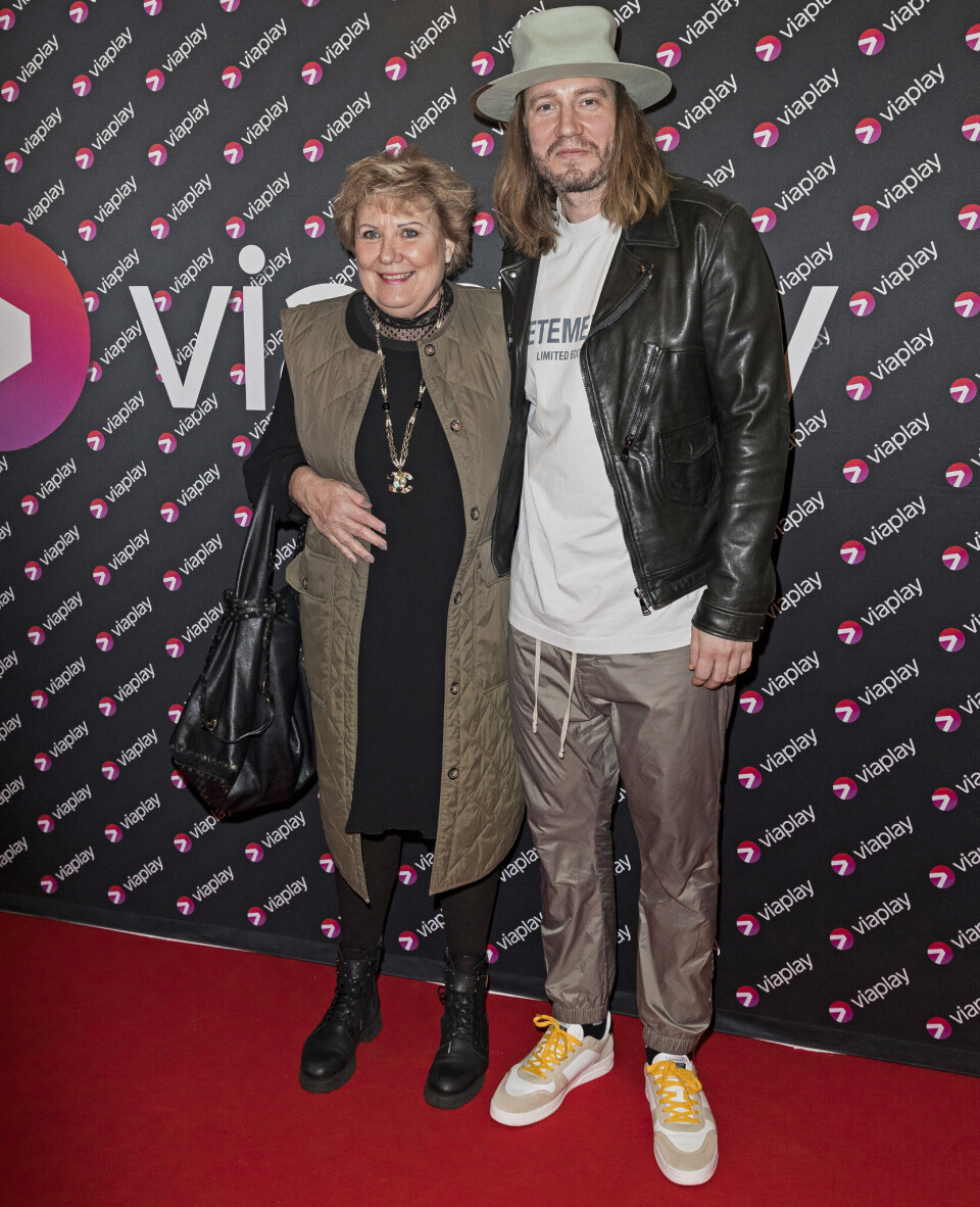 Nicklas med sin mor, Joan.