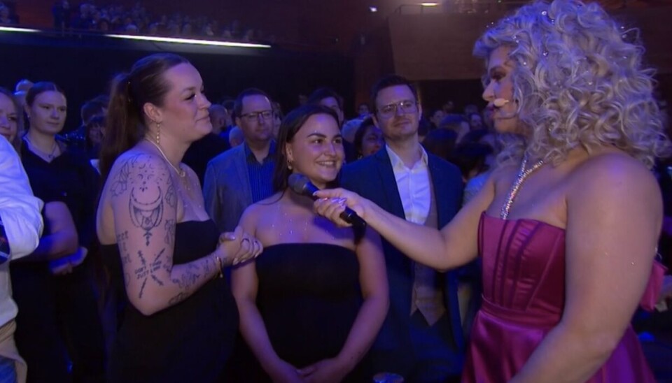 Methea og Nicoline sammen med vært Sara Bro.