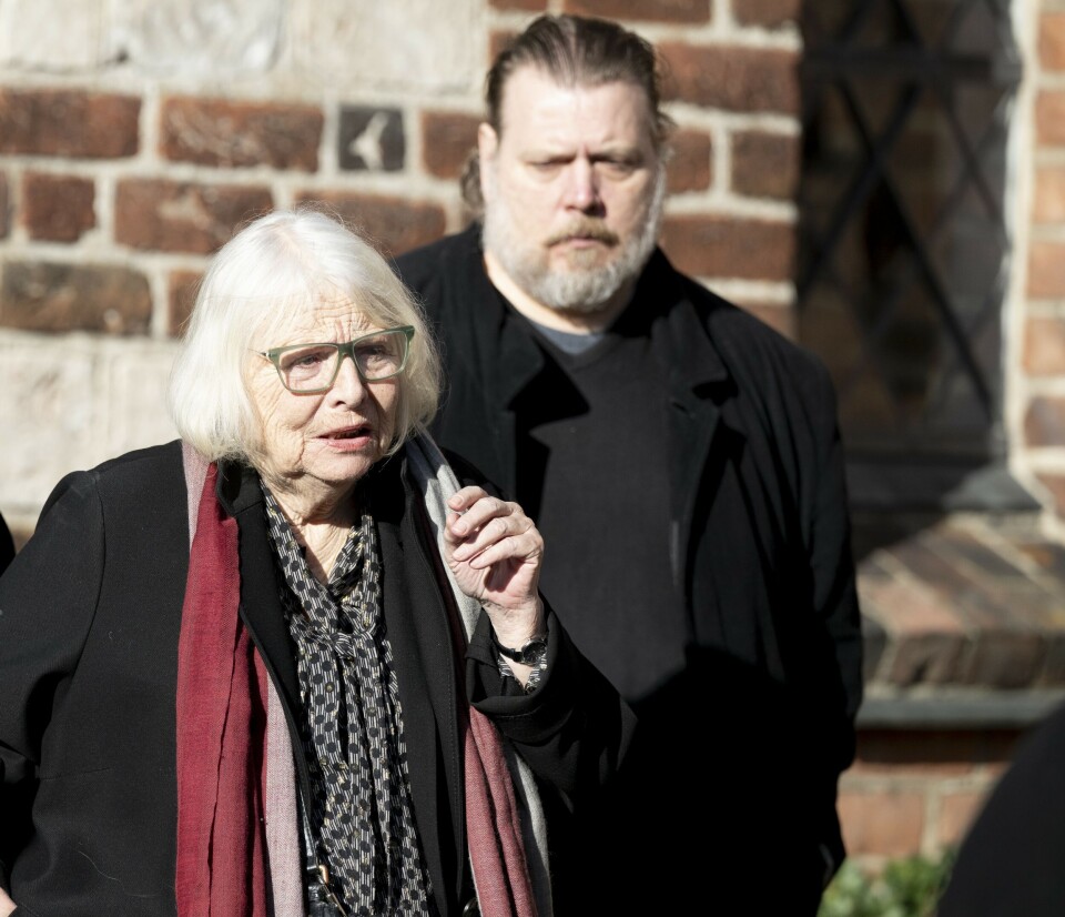 Helle Hertz, 80, støttede sig til sønnen, Nicolas Bro, 51.