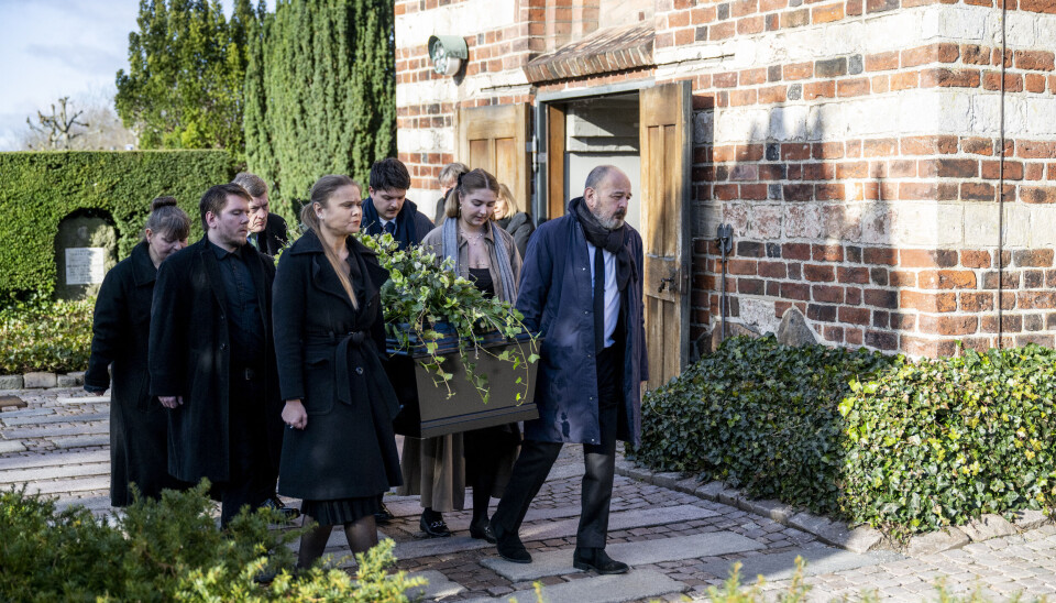 Sammen med hans nevøer og en niece bar Tomas’ søskende i lørdags kisten ud til rustvognen. Først tirsdag, hvor Tomas ville være fyldt 58, kunne han blive på kirkegården.