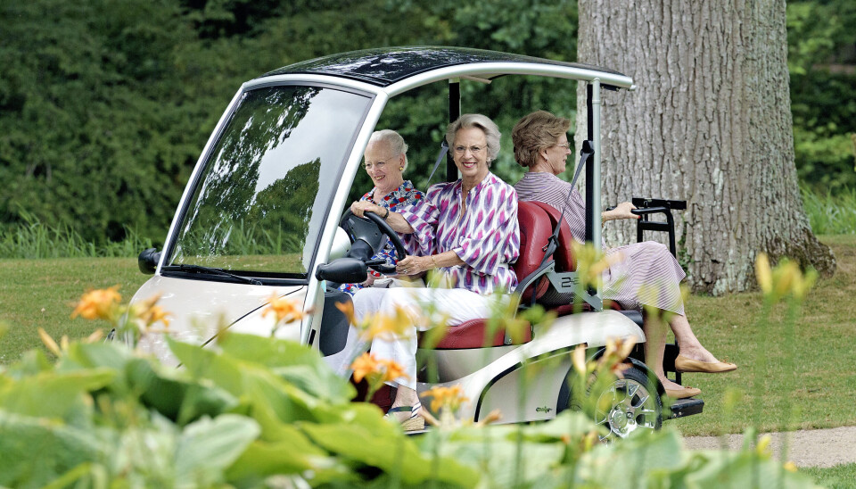 Dronning Ingrid tilbragte det meste af sommeren på Gråsten Slot, og med abdikationen har dronning Margrethe nu også den samme mulighed. Her ses hun i den sønderjyske slotshave med søstrene Benedikte, 79, og Anne-Marie, 77.