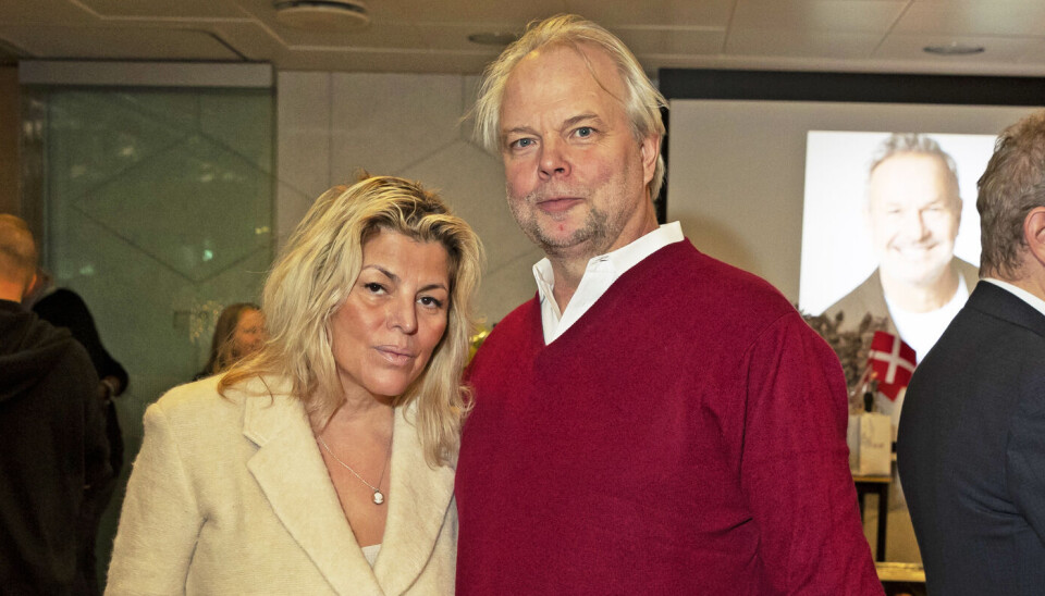 Christian Kjærs søn, Philip, 55, sagde tillykke sammen med hustruen, Esther.