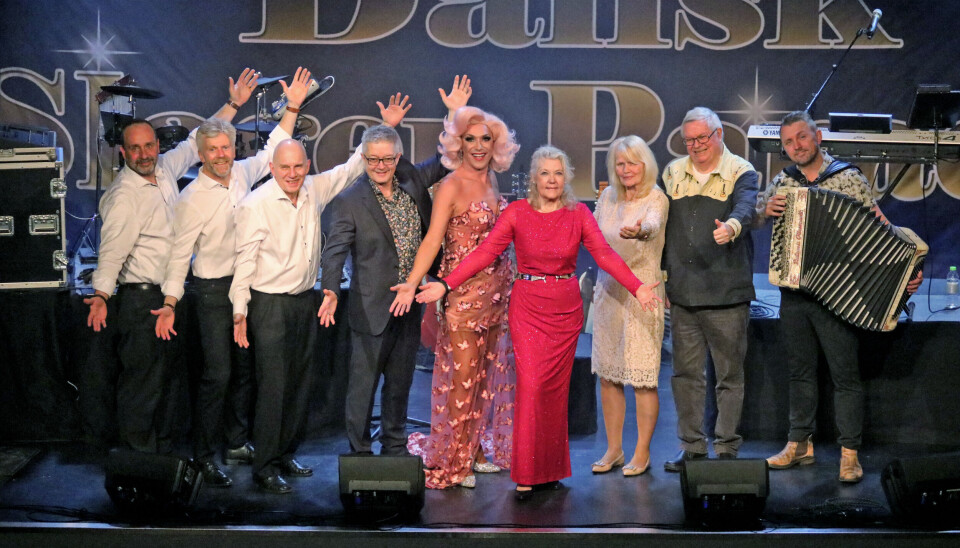 Annette Klingenberg i godt selskab ved Dansk Slager Parade f.v. Klaus & Servants, Mik, Drama Queen, værtinden Karin Holm-Strand, Peter Vesth og Kristian Rusbjerg.