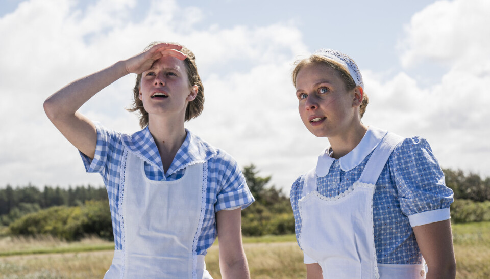 Lily (Hannah Gass Sibbesen) og Trine (Kamille Wenneberg) er hotellets to nye stuepiger
