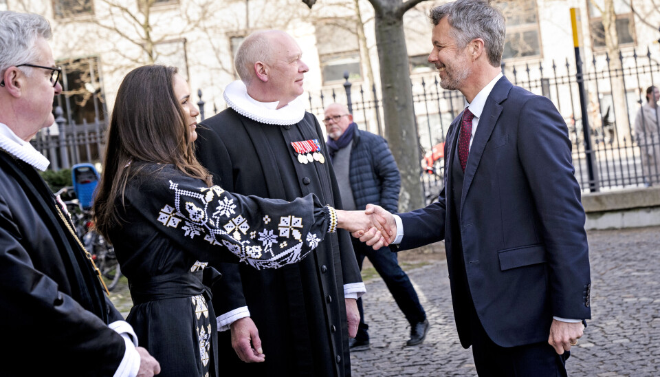 Kongen blev blandt andre modtaget af den ukrainske ambassadørfrue, Yuliia Sybirtseva. Hendes mand var i Ukraine med statsminister Mette Frederiksen.