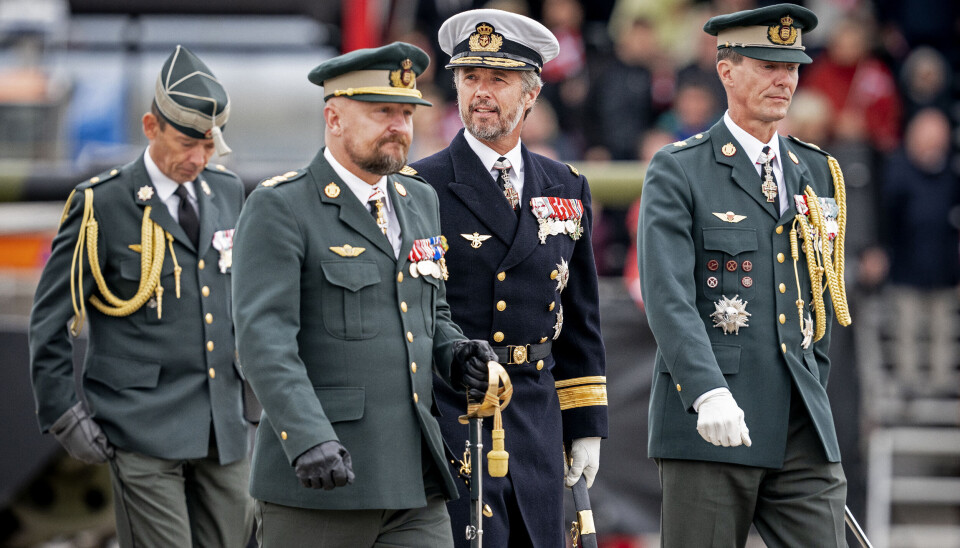 Mens prins Joachim som forsvarsattaché har rang af brigadegeneral i hæren, blev kong Frederik ved tronbestigelsen både admiral og firestjernet general.
