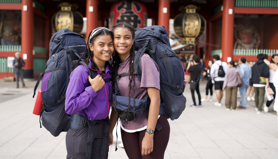 Holdfarve: Lilla. Tea, 25 år, og Tilde, 23 år.