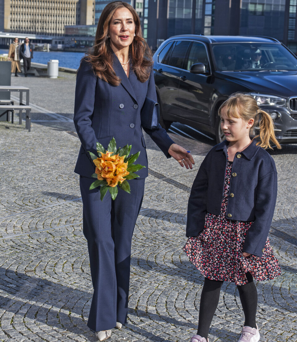Dronningen sørgede for, at blomsterpigen Lily kom med ind i varmen.