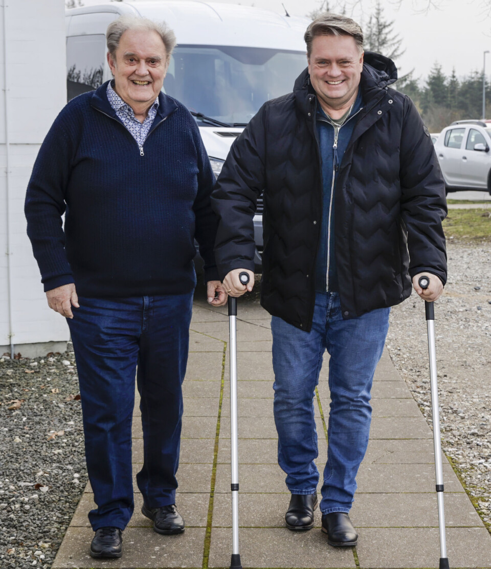 Johnnys far, Bjørn Hansen, 80, var chauffør for sønnen. – Knæet er jo ikke noget, man lige kommer over, så jeg tilbød at køre Johnny. Jeg skulle ikke selv ud at spille i dag.