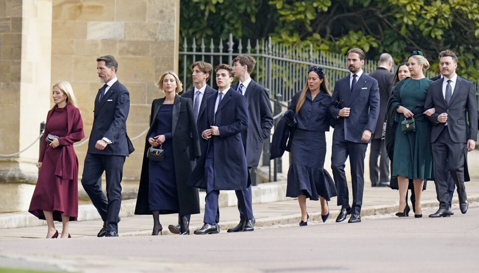 Billede 4 - Forrest ses kronprins Pavlos, 56, og kronprinseses Marie-Chantal, 55, med børnene prinsesse Maria-Olympia, 27, prins Konstantin Alexios, 25, prins Achileas-Andreas, 23, og prins Odysseas Kimon, 19. Så fulgte prins Philippos, 37, og prinsesse Nina, 37, samt prinsesse Theodora, 40, med sin forlovede, Matthew Kumar, 41.
