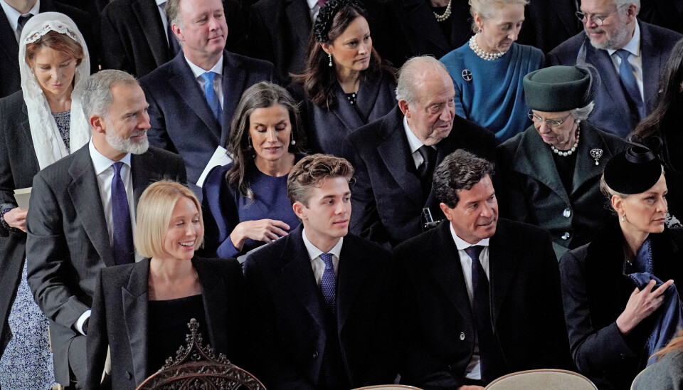 Billede 8 - Mens den græske kongefamilie sad på de forreste rækker, var prinsesse Benedikte, 79, placeret sammen med den tidligere spanske konge, Juan Carlos, 86, og det spanske kongepar. På rækken bag dem sad hendes børn, prins Gustav, 55, og prinsesse Alexandra, 53, med deres ægtefæller, prinsesse Carina, 55, og grev Michael Ahlefeldt-Laurvig-Bille, 59, og helt yderst dronning Noor af Jordan, 72.