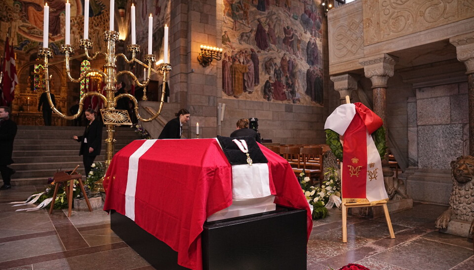 Kongeparrets krans ved Søren Pape Poulsens kiste i Viborg Domkirke.