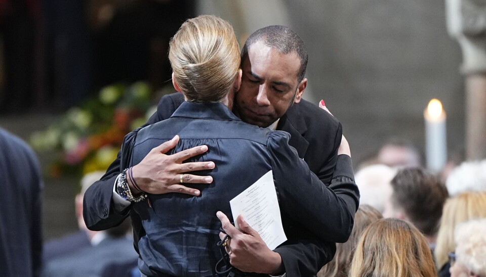 Mette Frederiksen omfavner Josue Medina Vasquez.