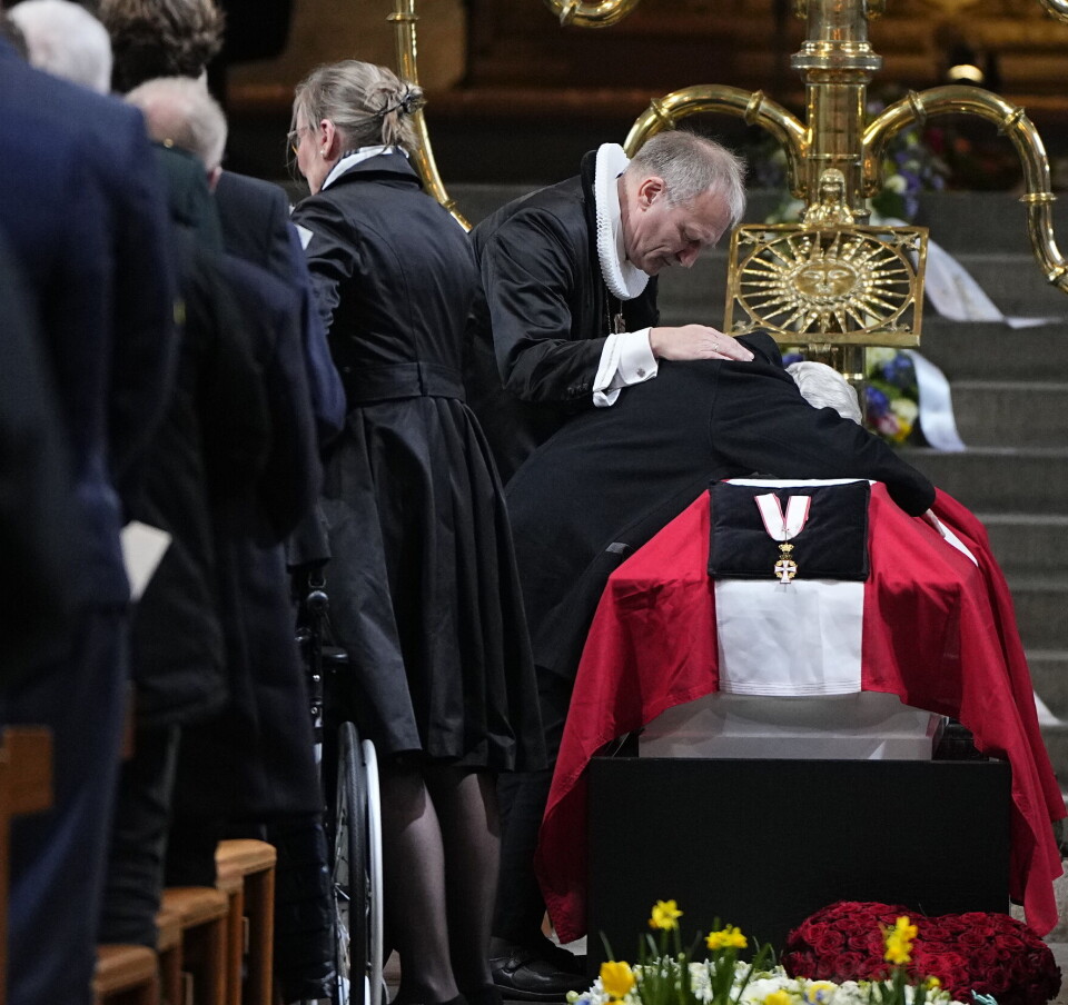 Hjerteskærende øjeblik: Søren Papes mor ved hans kiste