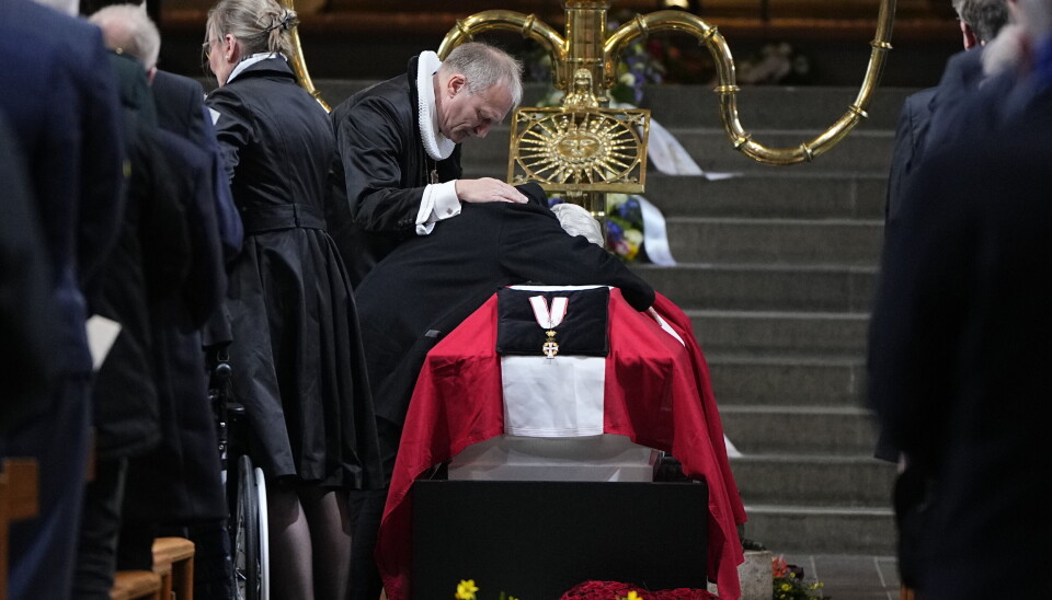 Søren Pape Poulsens mor, Ruth, ved kisten.
