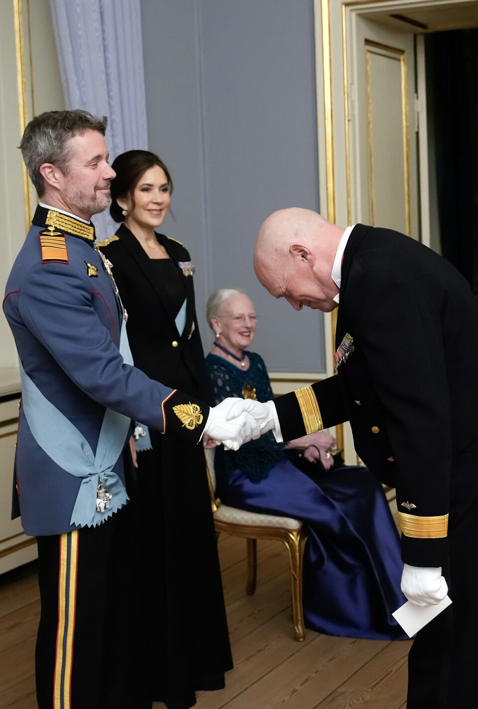 Kongeparret tog sammen med dronning Margrethe imod gæsterne.