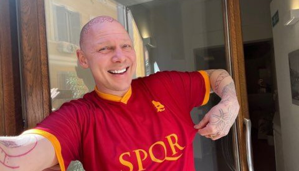 Jim Lyngvild i sin nyindkøbte fodboldtrøje.
