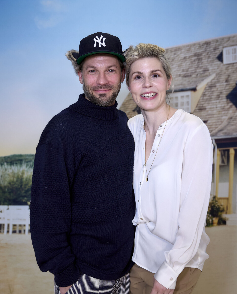 Pressemøde på 'Badehotellet', sæson 10. Simon Stenspil og Cecilie Stenspil