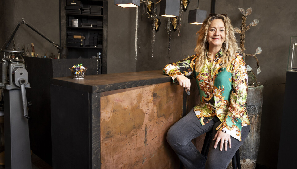 Mette Rosgaard i sit smykkeværksted- og butik i Gentofte. Foto: Klaus Bo Christensen