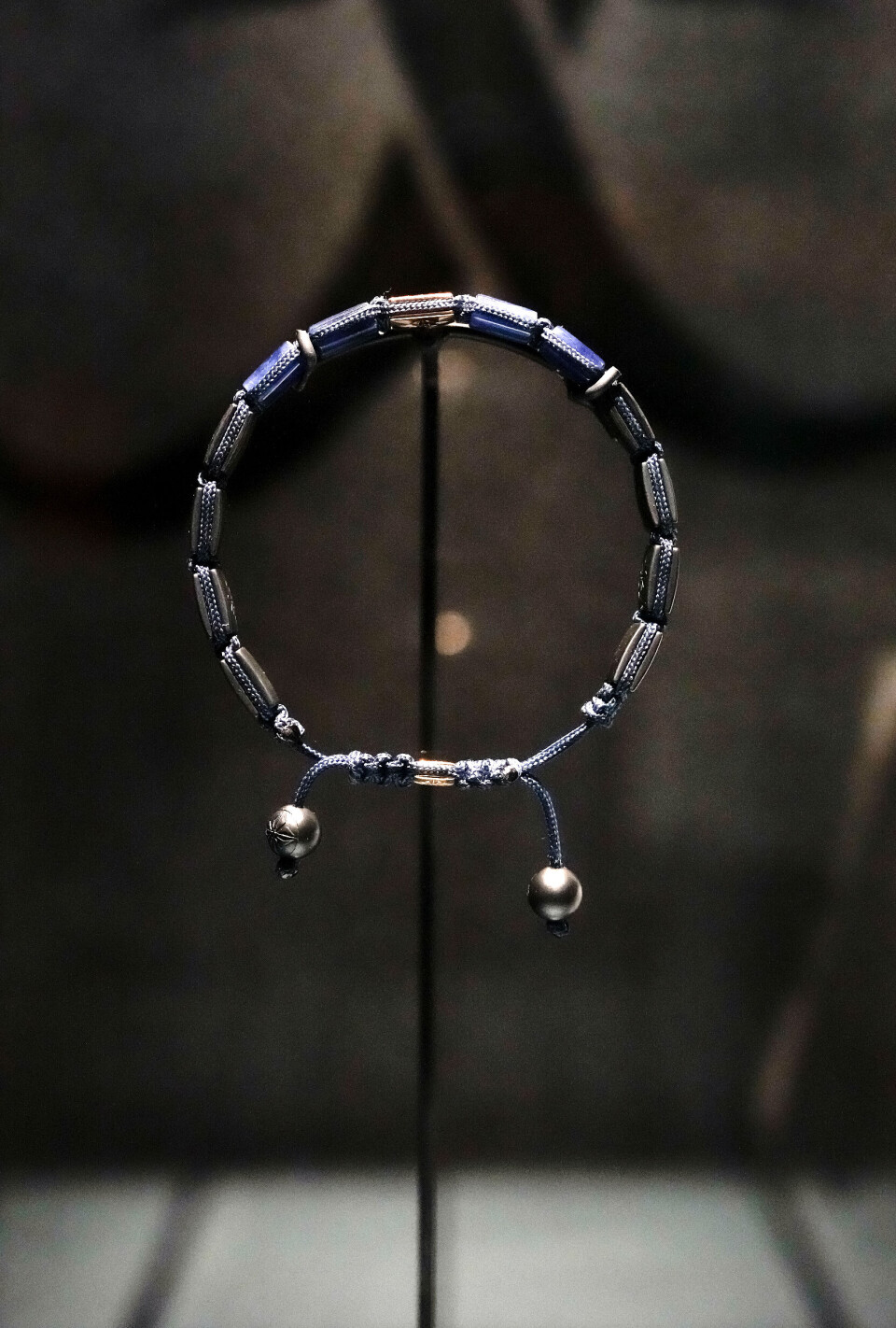 En personlig gave fra børnene. Armbåndet, som Frederik 10. bar ved proklamationen på balkonen på Christiansborg Slot. Armbåndet er en gave fra Kongeparrets fire børn i anledning af tronskiftet.