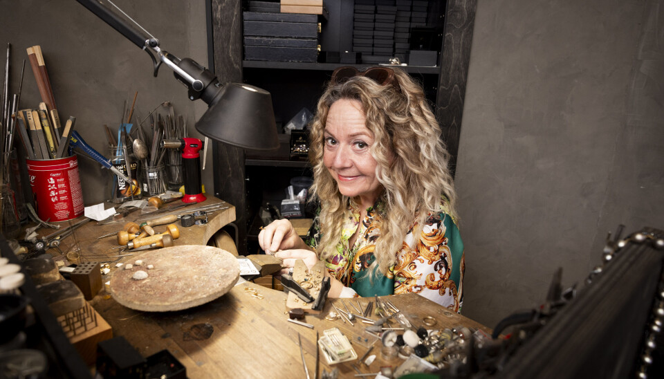 Det er på denne plads, at Mette forvandler klumper af ædle metaller til funklende smykker.