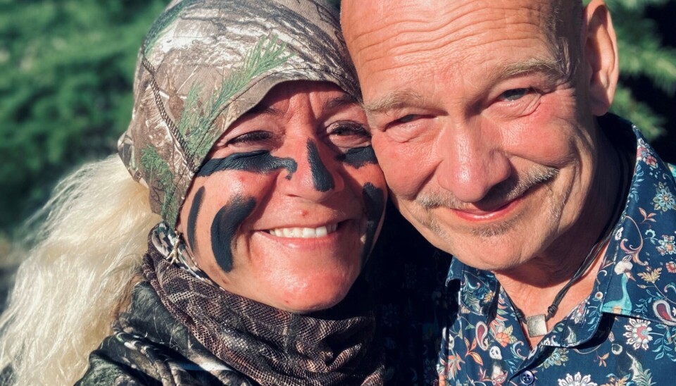 Mette med manden Kell, der fornylig har taget jagttegn. Han har to voksne døtre, som hun nu er bonusmor til.