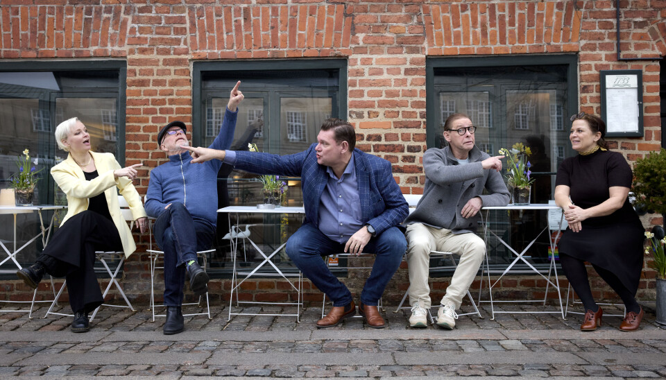 Vicki Berlin, kapelmester Morten Wedendahl, Lars Arvad, Thomas Mørk og Camilla Bendix leder efter sidste mand på holdet, Tom Jensen, som pt. spiller teater i Randers.