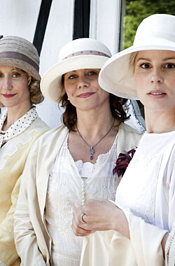 Fik klemt brysterne i 'Badehotellet': Grænseoverskridende