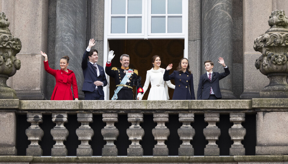 Prinsesse Isabella, kronprins Christian, kongeparret, prinsesse Josephine og prins Vincent, prinsesse Josephine, vinker og håndkysser fra balkonen på Christiansborg Slots balkon.