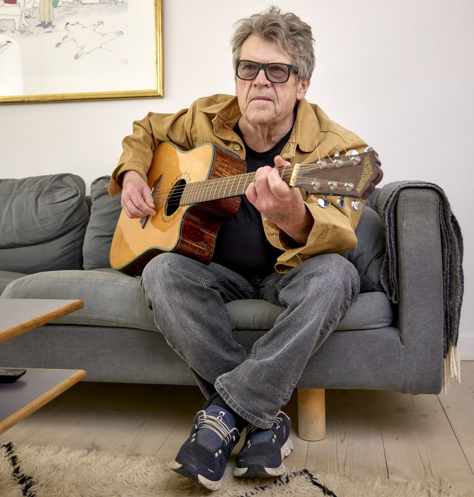 – Jeg forsøger jo også at få gang i guitaren igen, men min højre hånd er ikke så stærk. Akkorderne driller mig lidt.