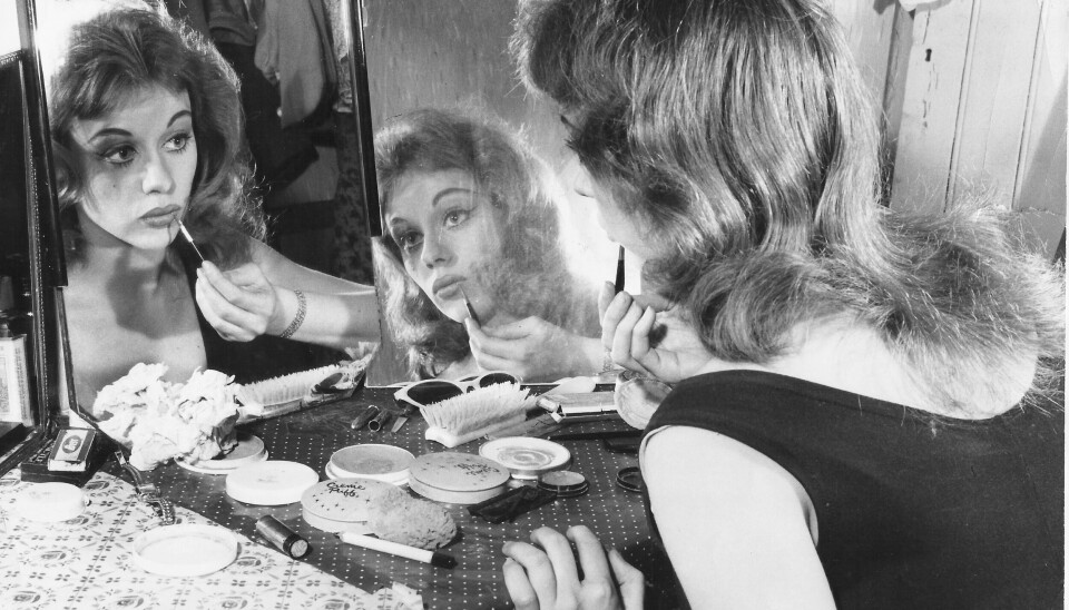Gringer sminker sig på ABC Teatret forud for 'Spræl, sprællemand, spræl' i 1958. Det var her, hun fik sit store gennembrud med sketchen 'Babs og Nutte', hvor hun spillede overfor Dirch.
