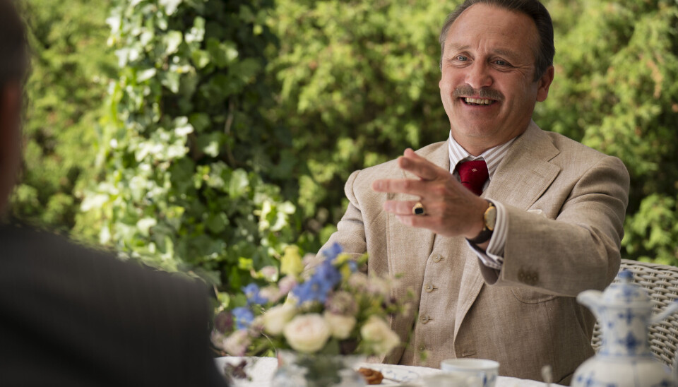 – Jeg er sådan en skuespiller, der transformerer mig. Forstået på den måde, at når jeg skal spille grosserer Madsen, så ER jeg grosserer Madsen, så er jeg ikke Lars, der tænker over, hvad Madsen skal sige, forklarer Lars.