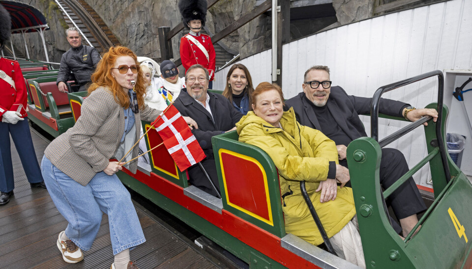 Rikke Buch Bendtsen, 51, er ikke vild med rutsjebaner, så hun fløjtede Tivolisæsonen i gang for revyholdet med James Price, 64, Rikke Bilde, 46, Lisbet Dahl, 77, og Thomas Eje, 67.