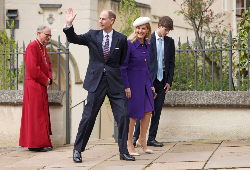 Prins Edward og hertuginde Sophie har varetaget ekstra mange opgaver i kongens fravær. Her ses de med sønnen, James.